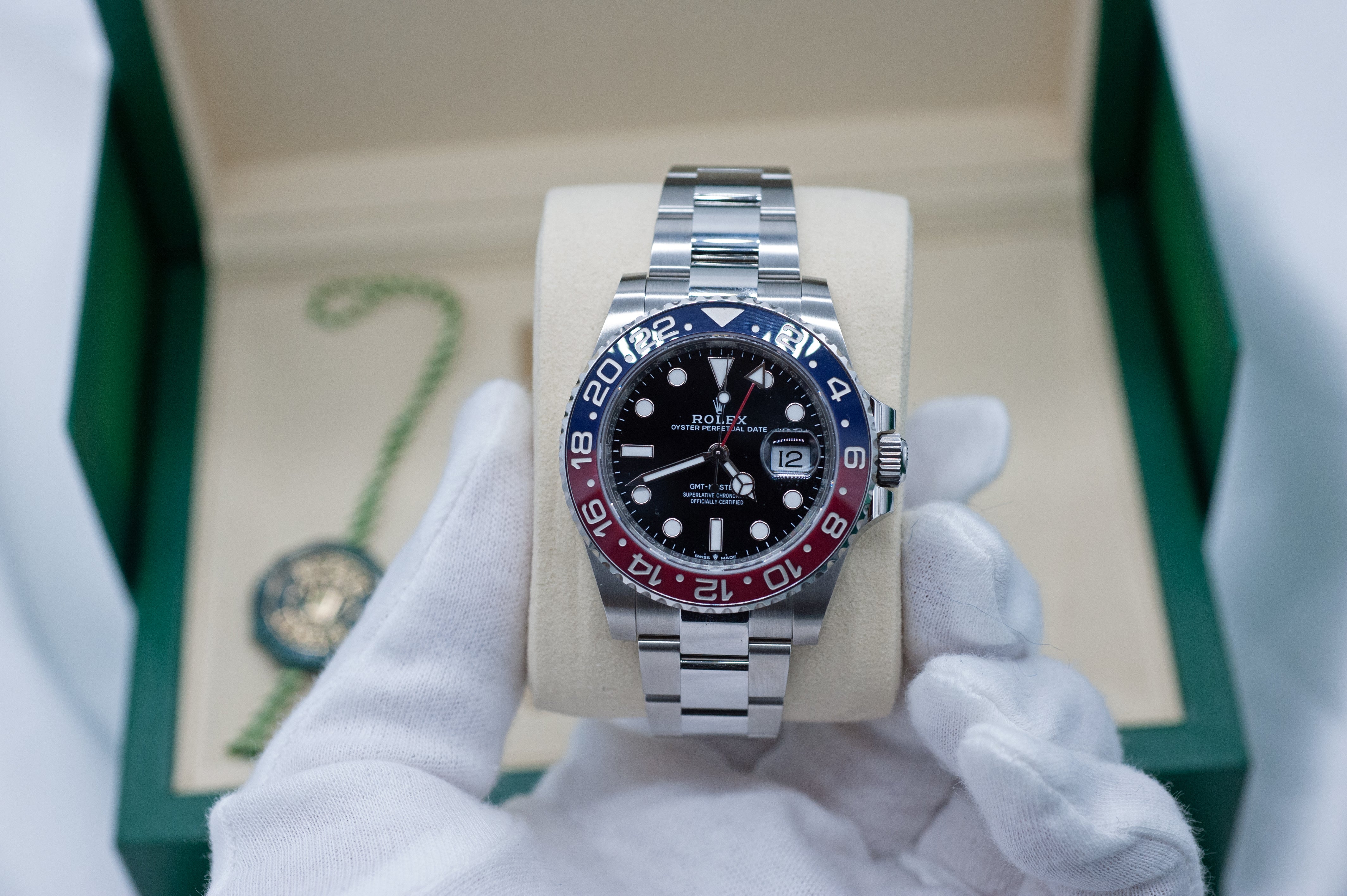 Rolex GMT-Master II 'Pepsi' Oysterband I ungetragen I 04/2025 I Teilverklebt I Ref. 126710 BLRO